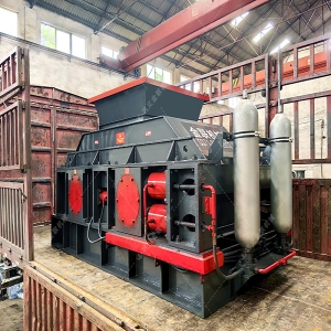 1200x800大型液壓直聯對輥破碎制砂機發往河南