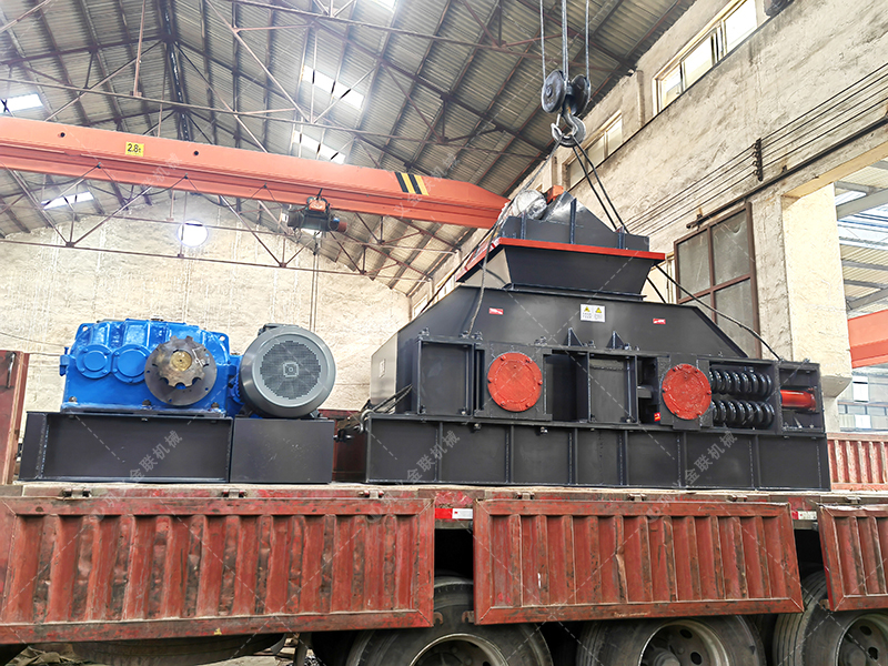 1200x800大型對輥破碎制砂機發往河南洛陽