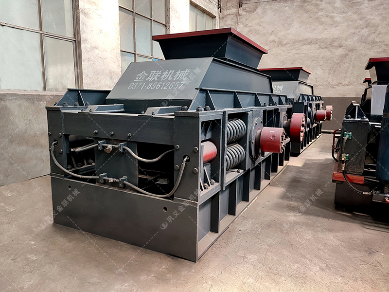 2PG1200x800型半自動(dòng)液壓對(duì)輥破碎機(jī)發(fā)往四川