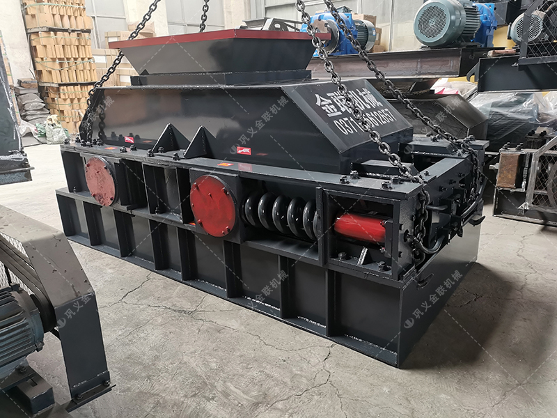 花崗巖制成沙子用對輥制沙機還是沖擊制砂機，哪個好用？