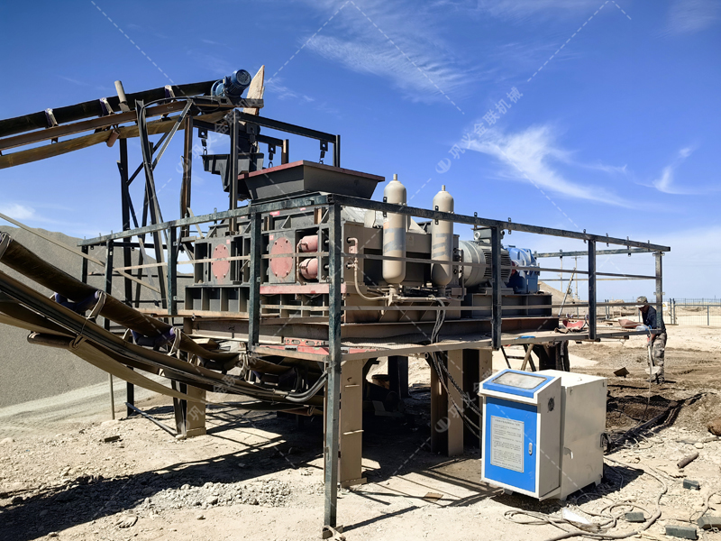 在挑選白云石對輥破碎機生產(chǎn)廠家時，該考慮哪些因素呢？